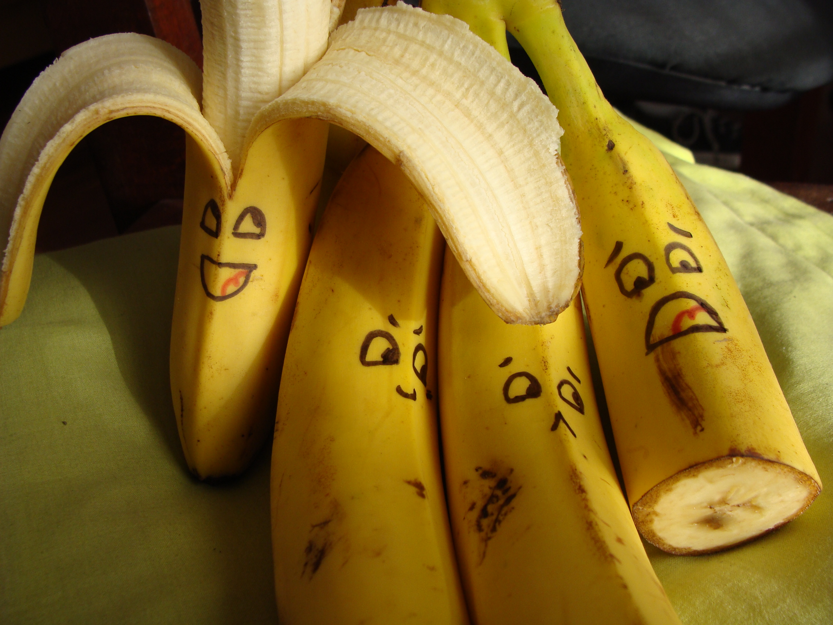 Bananas__D_by_Paw_BR.jpg